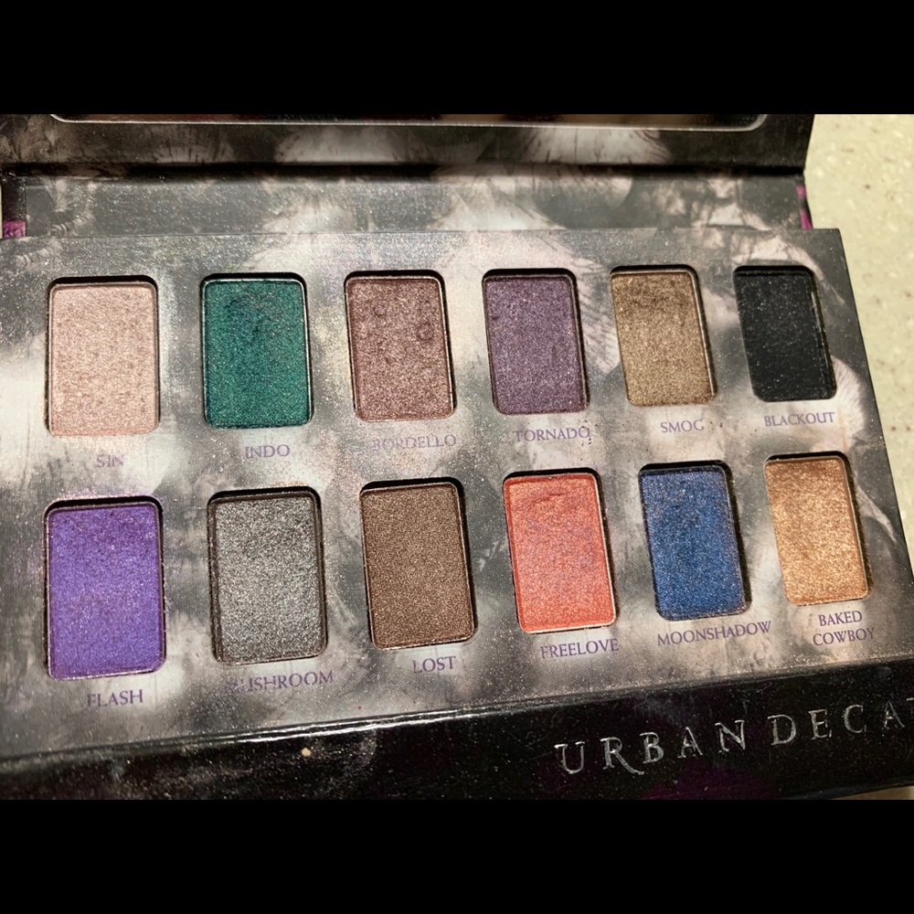 Ini urban decay eye shadow pallet